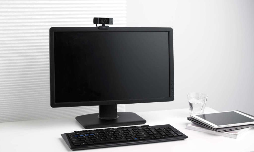 Webcam Rapoo XW170 720P được trang bị một thiết kế nhỏ gọn với gam màu đen sang trọng. Webcam XW170 với trọng lượng nhẹ, chưa đến 98g giúp người dùng dễ dàng mang theo và sử dụng. Thiết bị webcam này với khả năng lắp đặt dễ dàng.