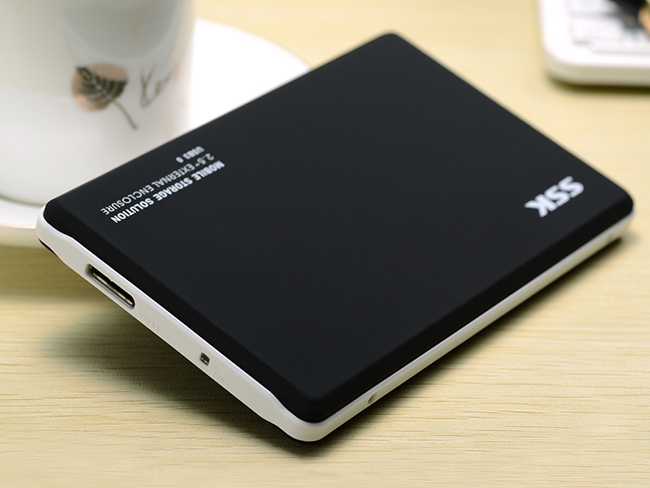 Box ổ cứng HDD SSK HE-V300 sata 2.5 có thiết kế hình chữ nhật vuông vắn, nhỏ gọn tiện lợi. Mang theo bất kỳ đâu không chiếm diện tích, màu sắc thanh lịch sang trọng