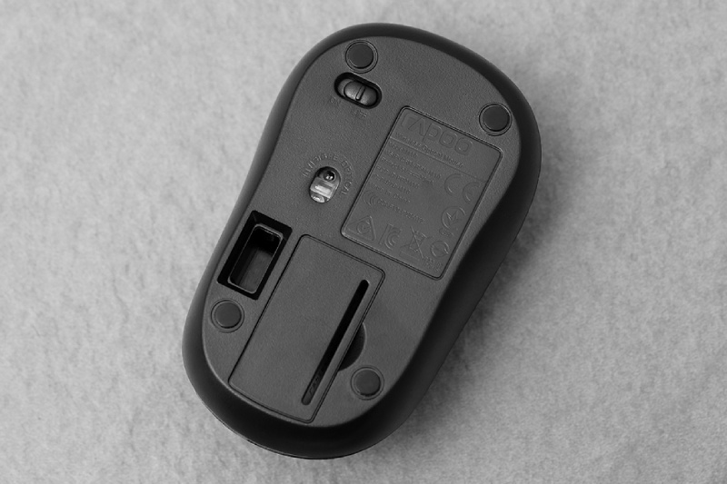 Nhấn tắt M10 Plus qua nút ON/OFF bên dưới thân chuột khi không cần sử dụng để giảm hao phí pin hiệu quả.