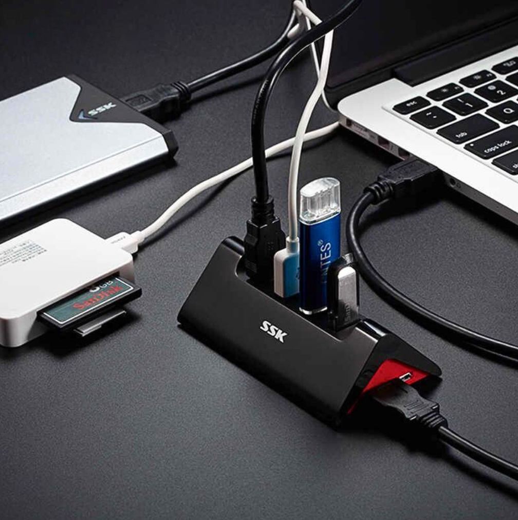 Hub USB SSK SHU830 thiết kế nhỏ gọn được làm từ vật liệu chất lượng cao. Đảm bảo độ bền và độ tin cậy trong quá trình sử dụng hàng ngày.    Bề mặt màu sắc sang trọng và chắc chắn, phù hợp với nhiều loại máy tính và laptop.