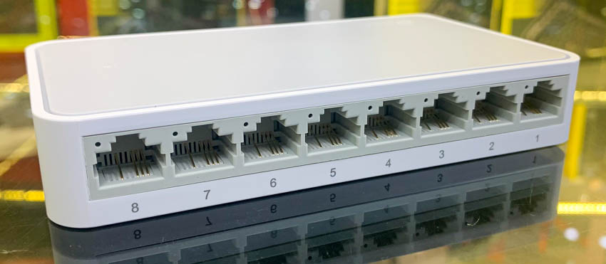 Switch TP-Link TL-SF1008D được trang bị 8 cổng RJ45 tự động tương thích tốc độ 10/100Mbps. Tất cả các cổng được hỗ trợ chuyển đổi MDI/MDIX , có thể loại bỏ được vấn đề cáp chéo hoặc các cổng Uplink.